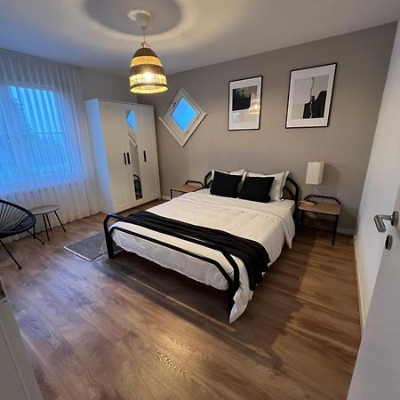 Black&White Apartment Uzwil Bagian luar foto