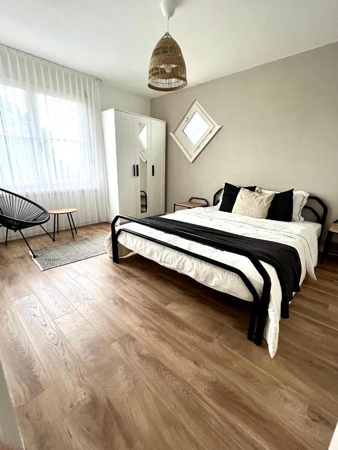 Black&White Apartment Uzwil Bagian luar foto