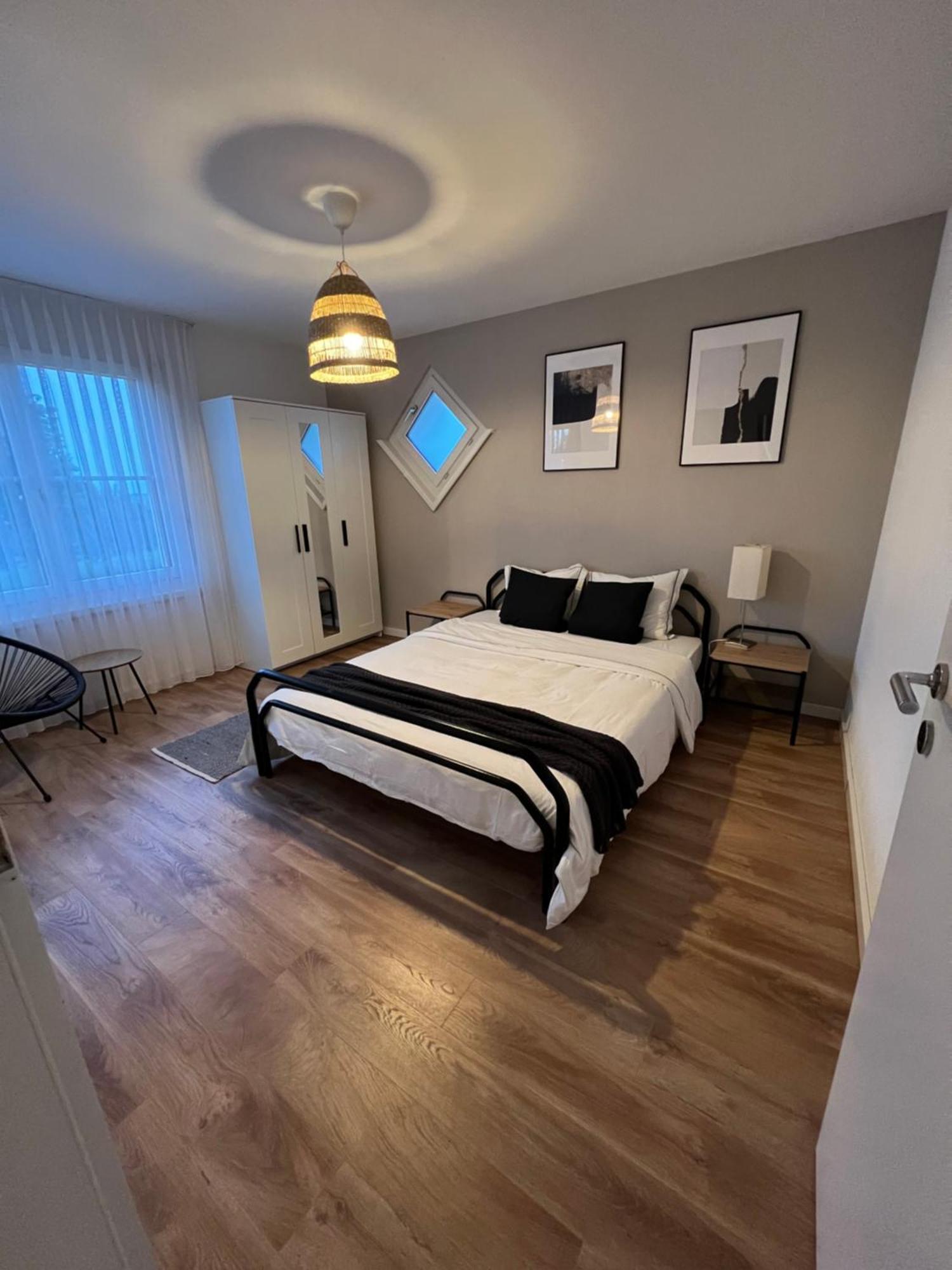 Black&White Apartment Uzwil Bagian luar foto